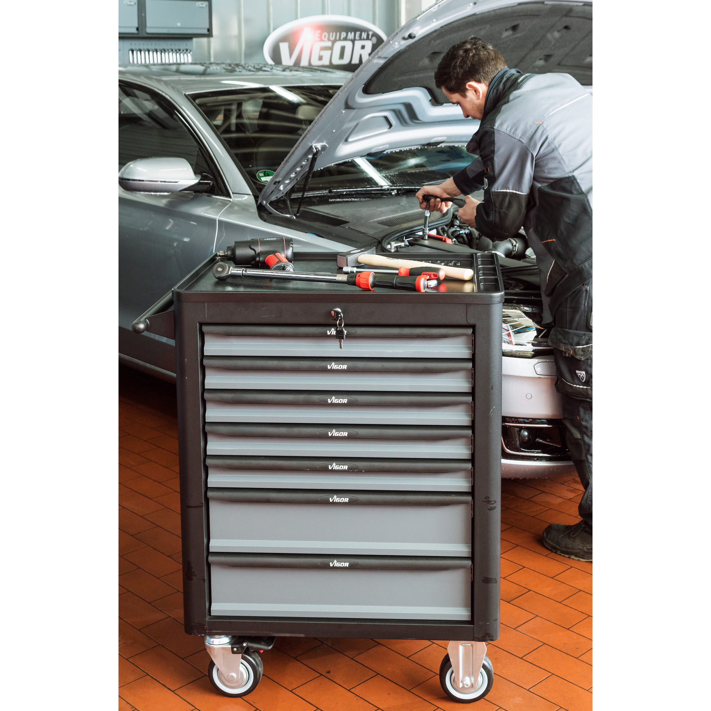 Tool trolley Sortiment | product worlds with assortment Tool / mit | | Series | Trolleys trolleys ∙ Equipment VIGOR assortment with Werkstattwagen | Equipment Factory L Tool