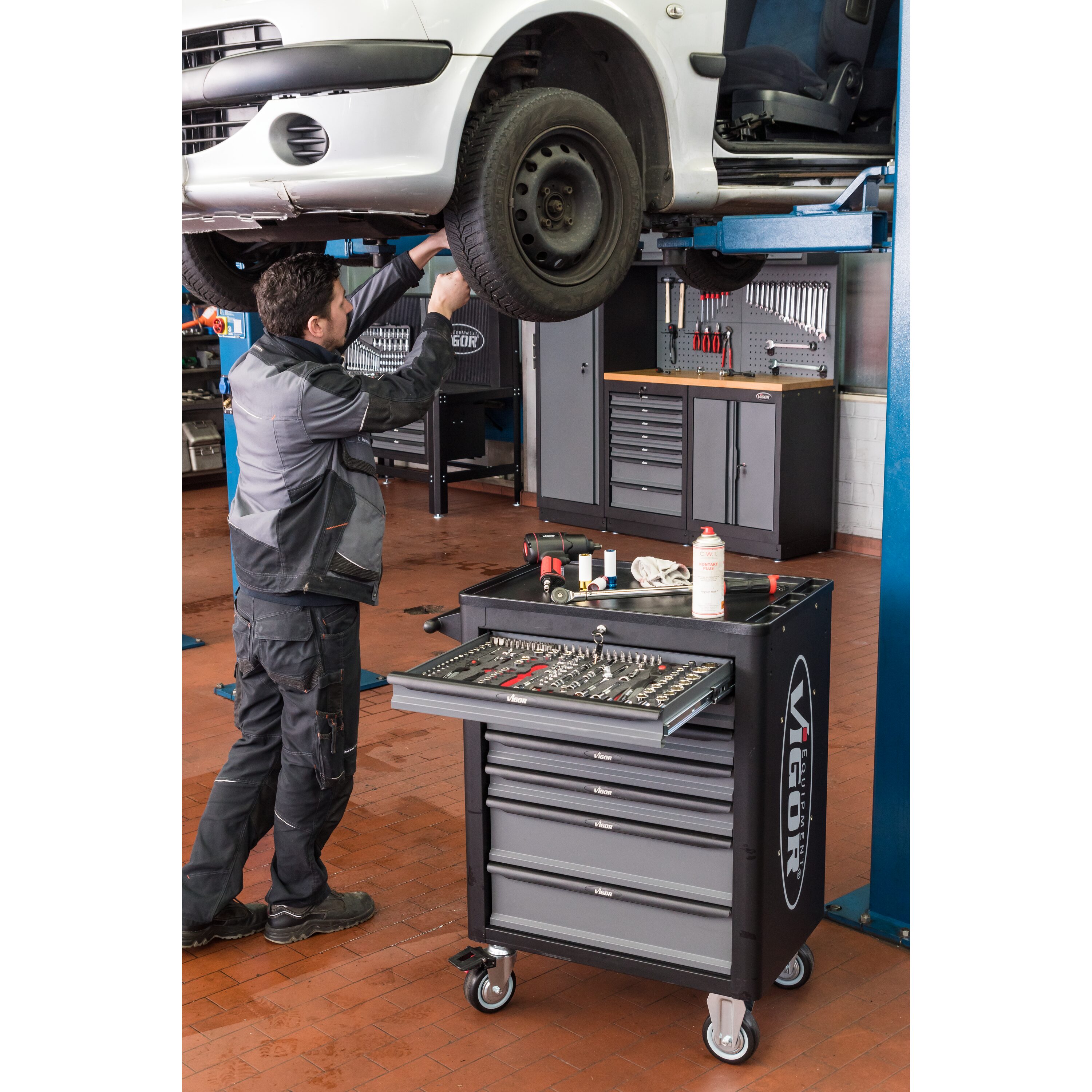 Tool trolley Series L ∙ with assortment | Werkstattwagen mit Sortiment |  Tool trolleys with assortment | Tool Trolleys / Factory Equipment | product  worlds | VIGOR Equipment